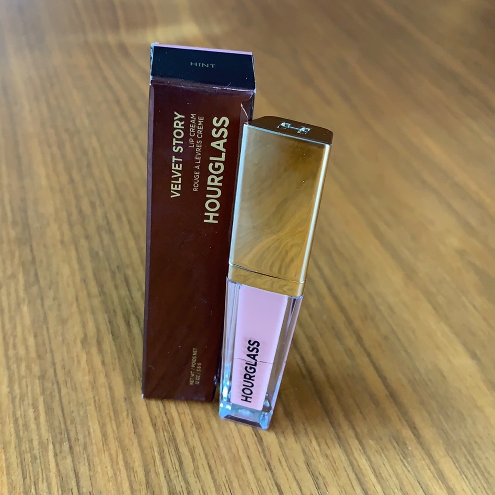Hourglass Velvet Story Lip Cream in shade "Hint"